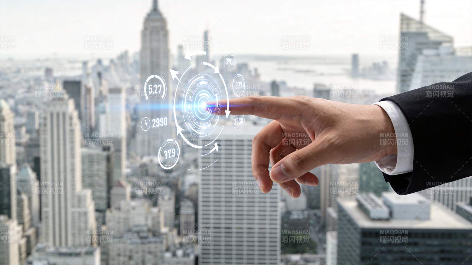 商务人士手指触控全息数据界面城市背景图片