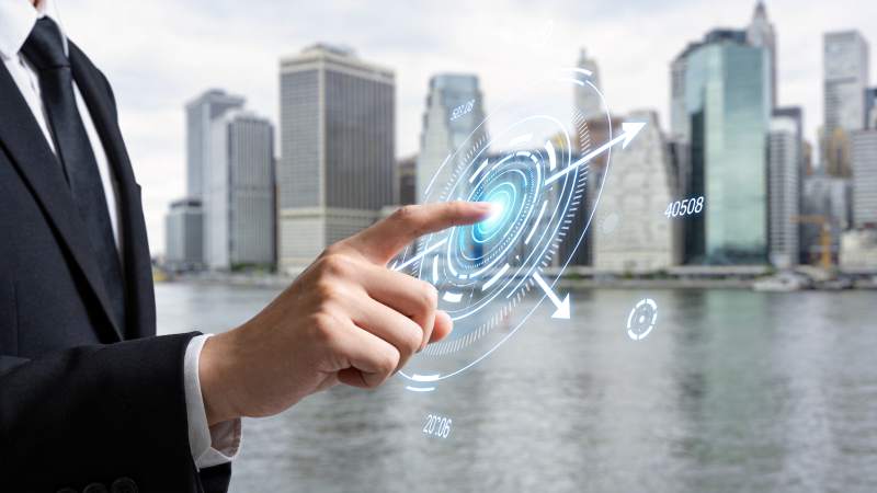 商务人士操作全息科技界面城市背景图片