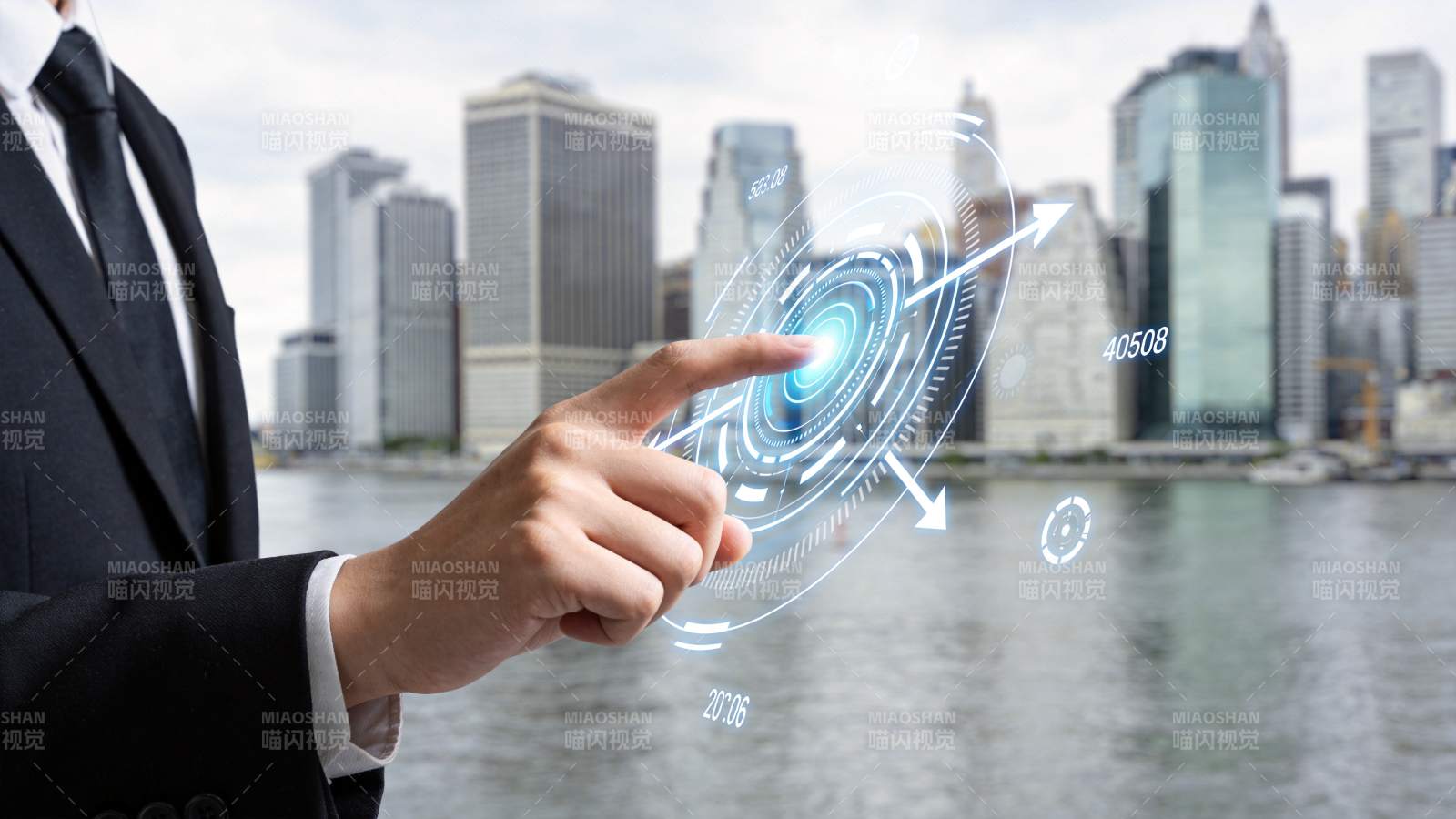 商务人士操作全息科技界面城市背景图片