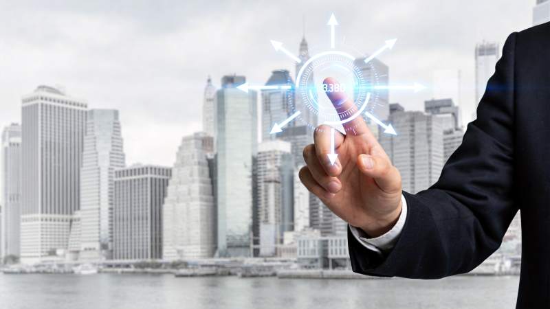 商务人士触控全息数据界面城市背景图片