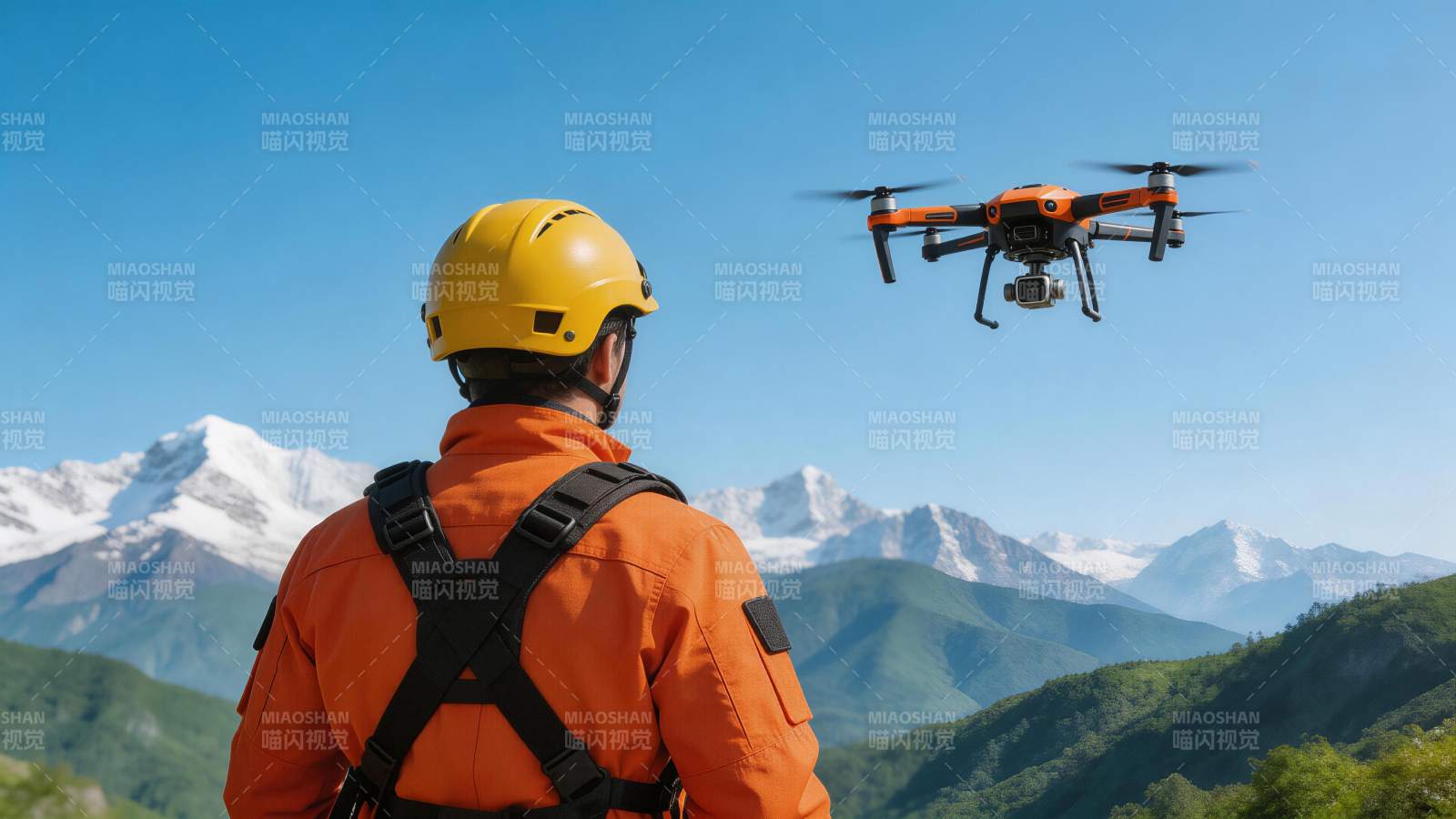 救援人员操控无人机进行山地巡检作业图片