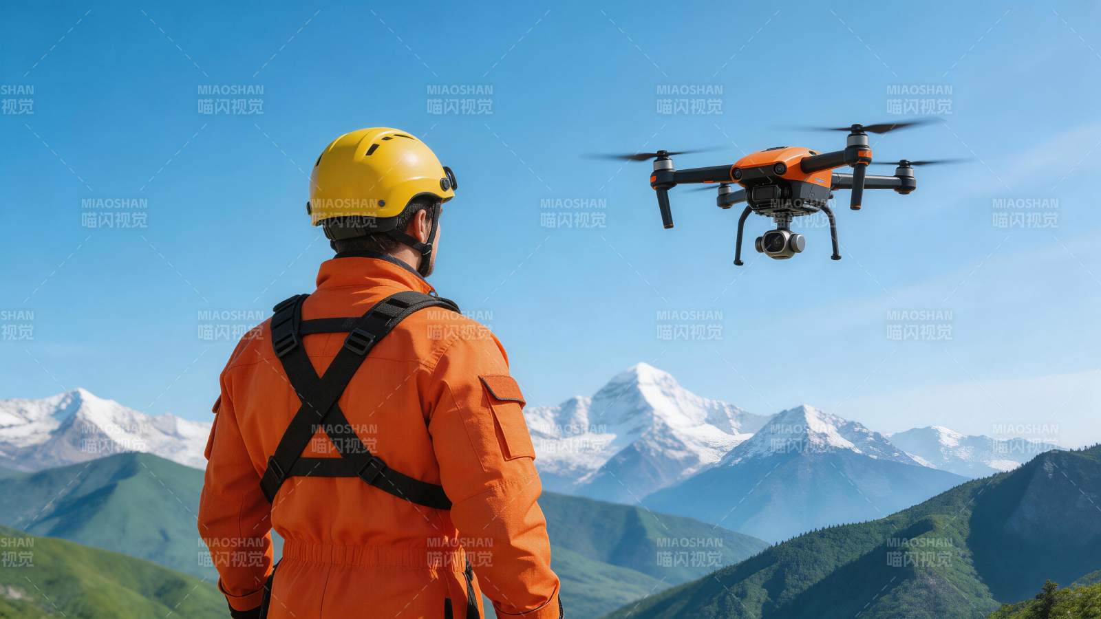 橙衣人员操控无人机进行山地巡检作业图片