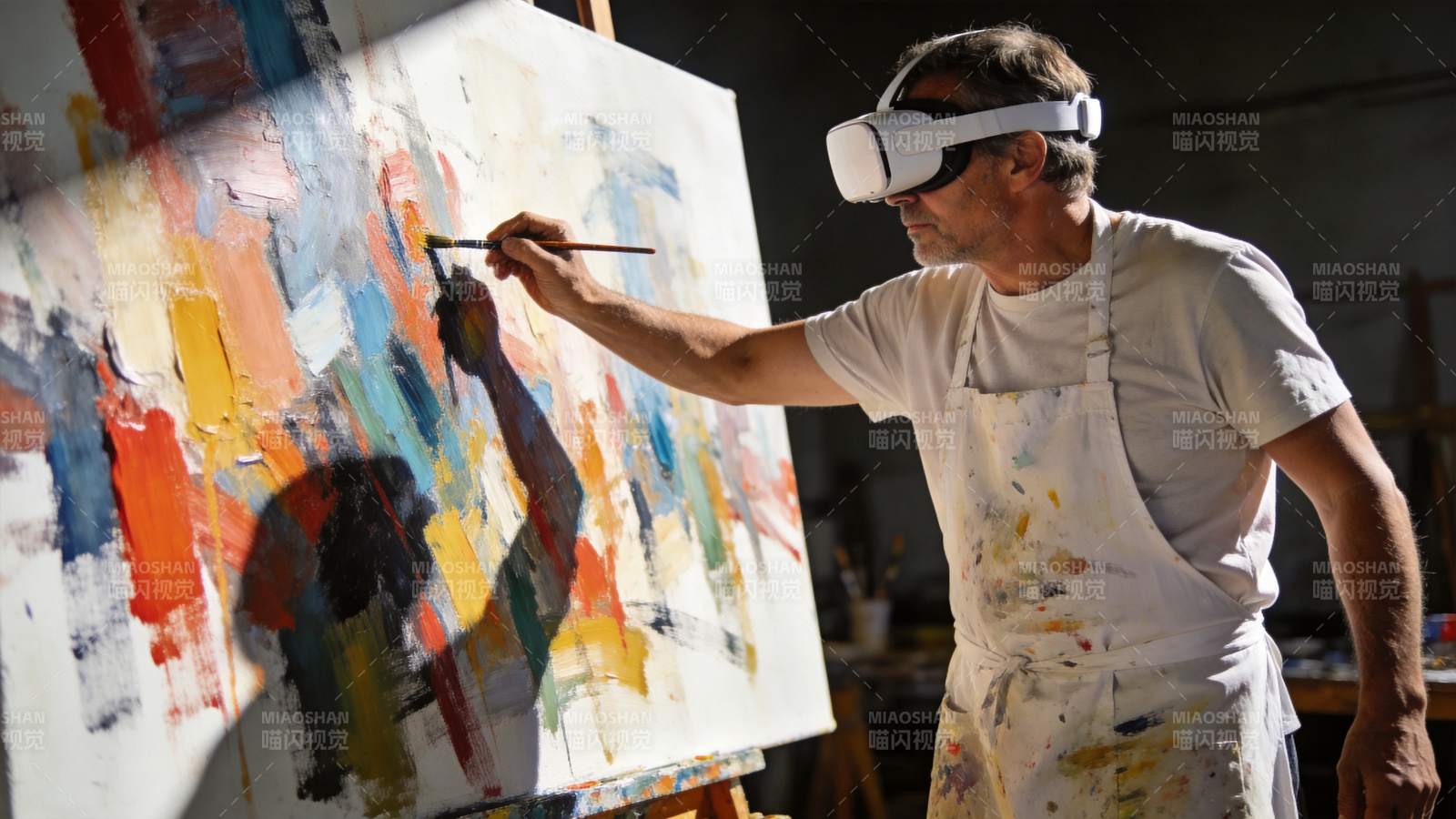 戴虚拟现实眼镜的画家正在创作抽象油画图片
