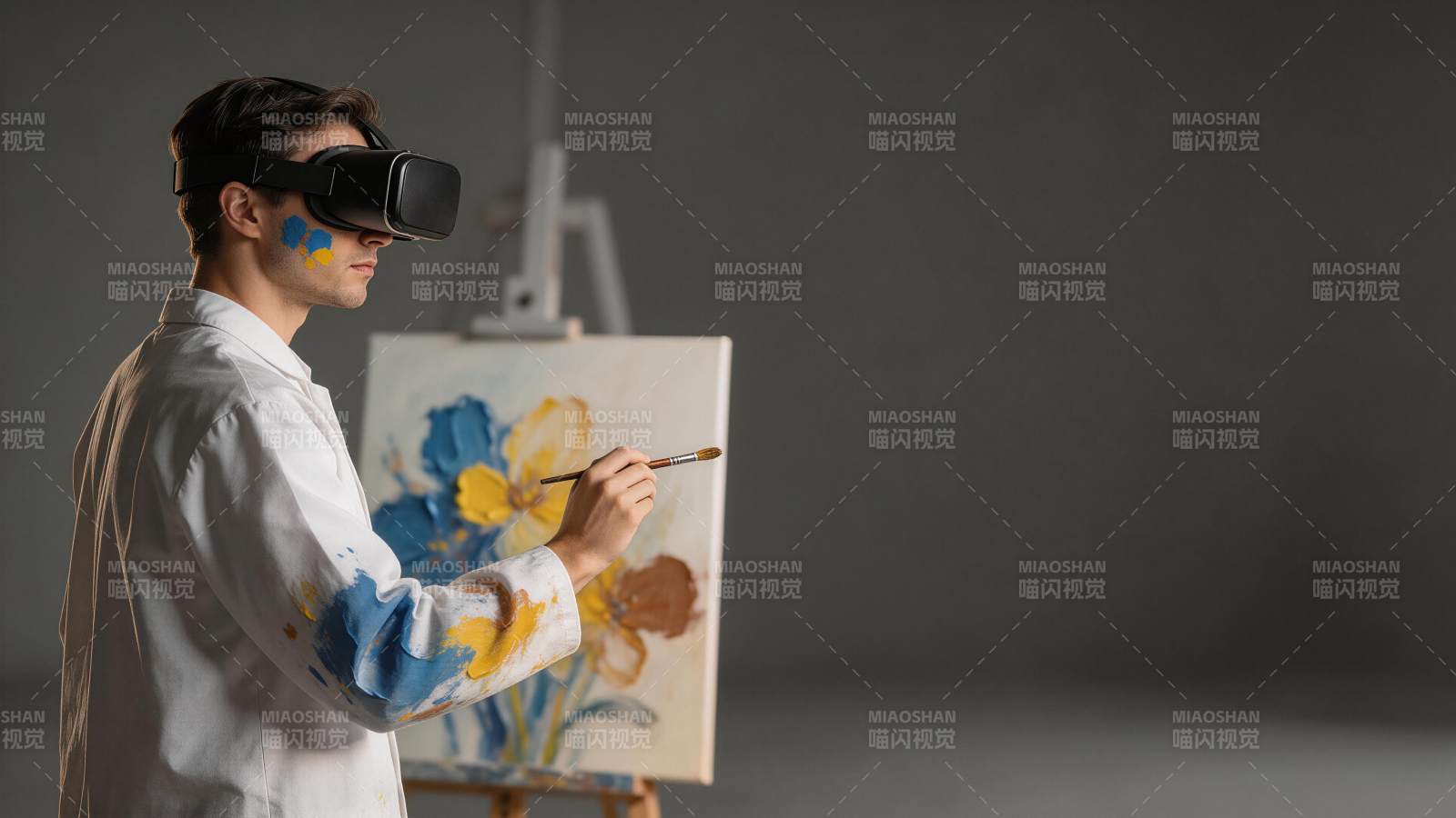 佩戴VR设备的男子正在画架前绘画创作图片