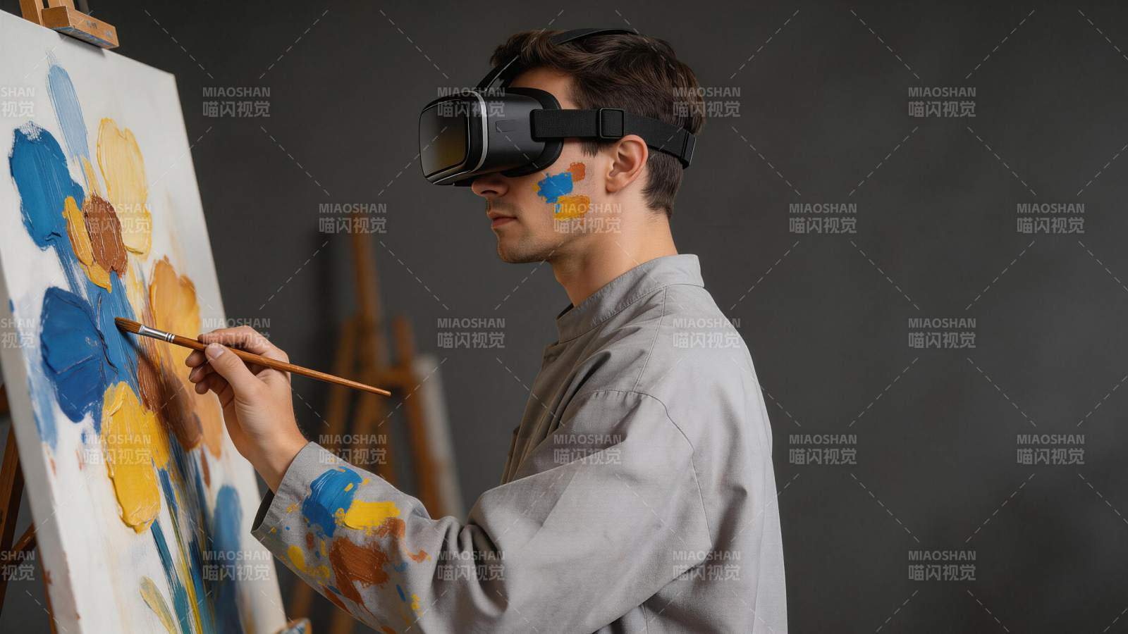佩戴VR设备的画家正在画布上创作油画图片