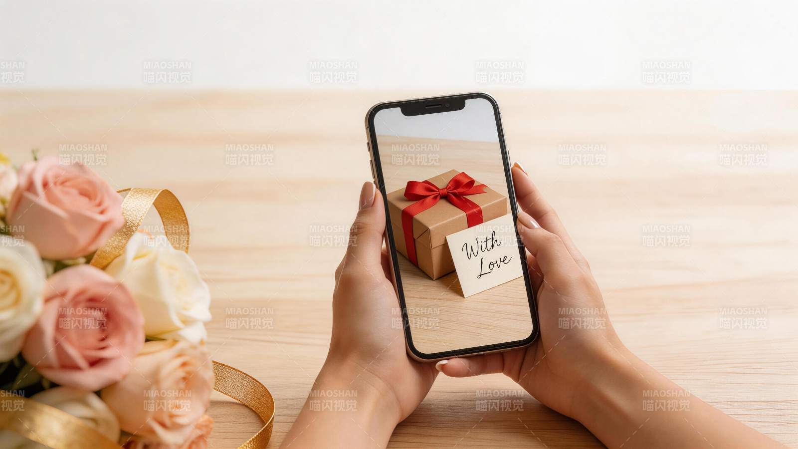 手持手机展示礼盒与鲜花的温馨场景图片