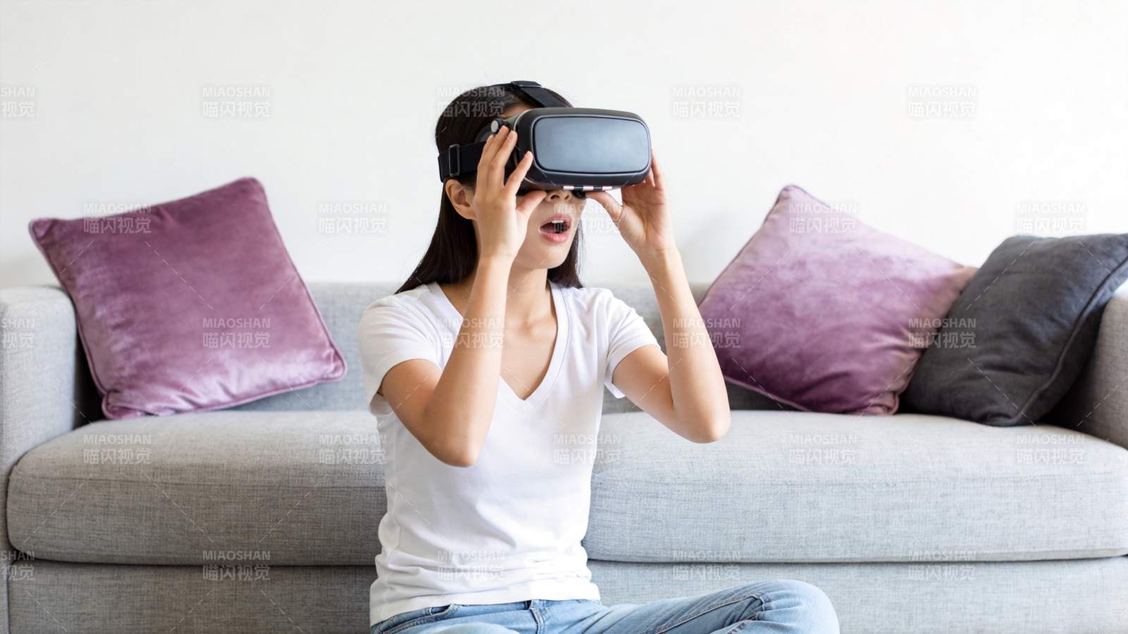 女子佩戴VR眼镜沉浸体验虚拟现实场景图片