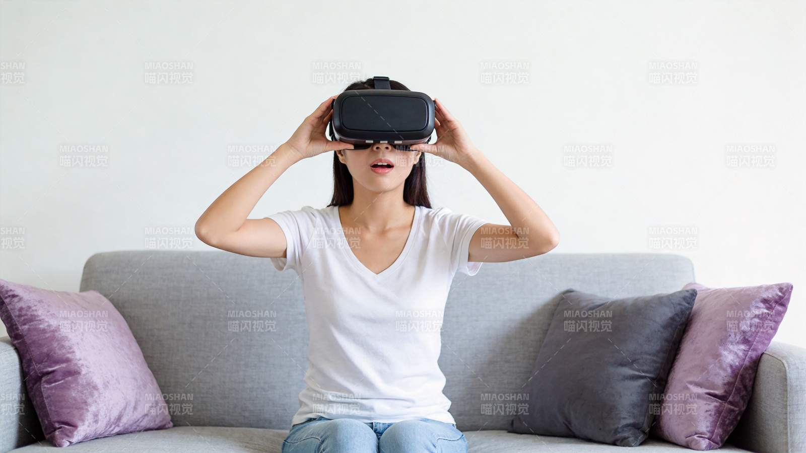 女子佩戴虚拟现实头显体验沉浸画面图片