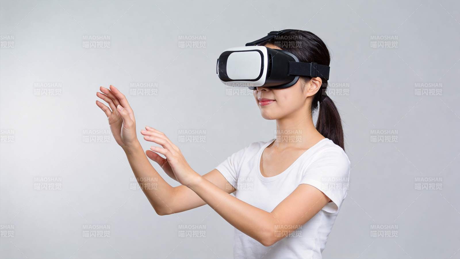 女性佩戴虚拟现实头显进行手势交互操作图片
