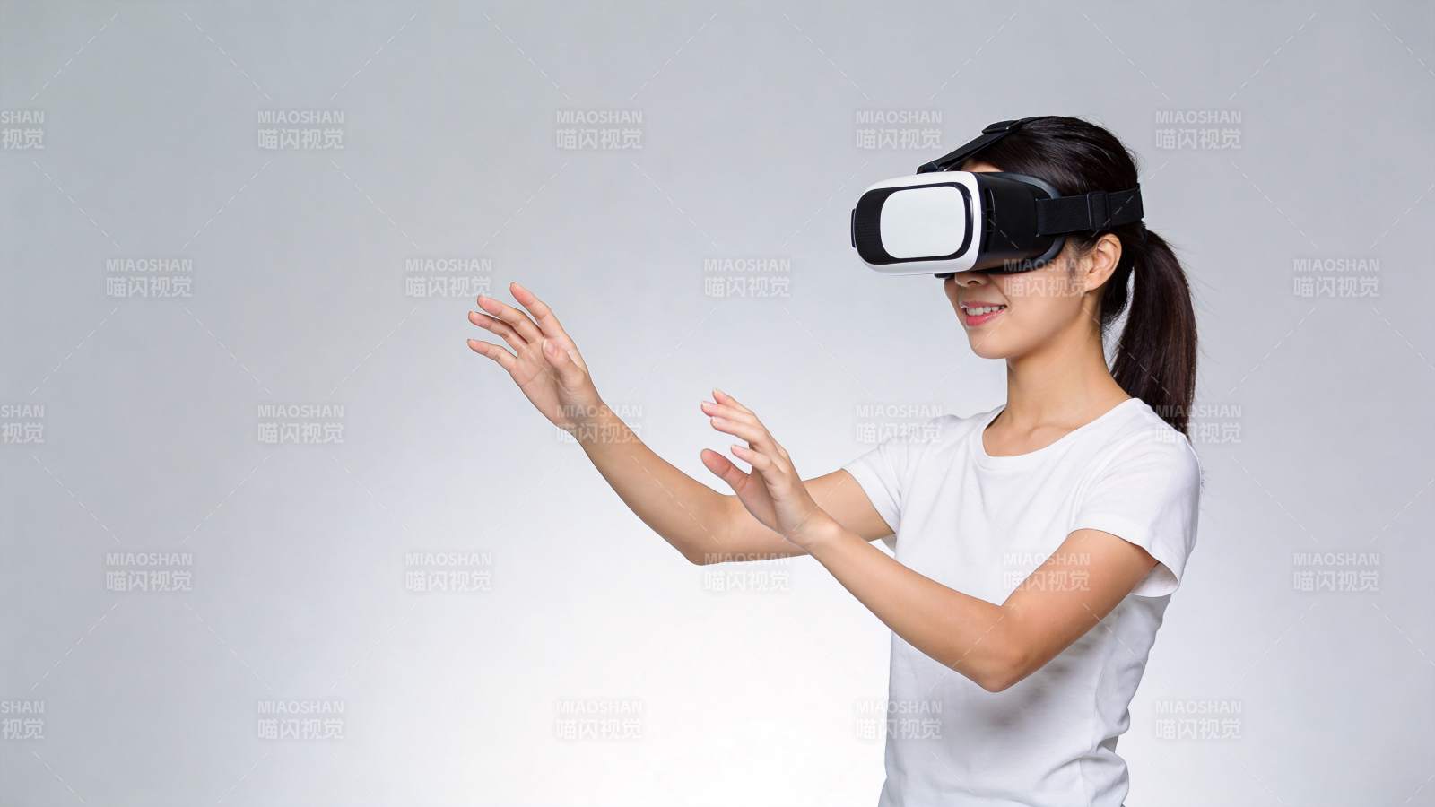 女性佩戴VR头显进行虚拟现实交互体验图片