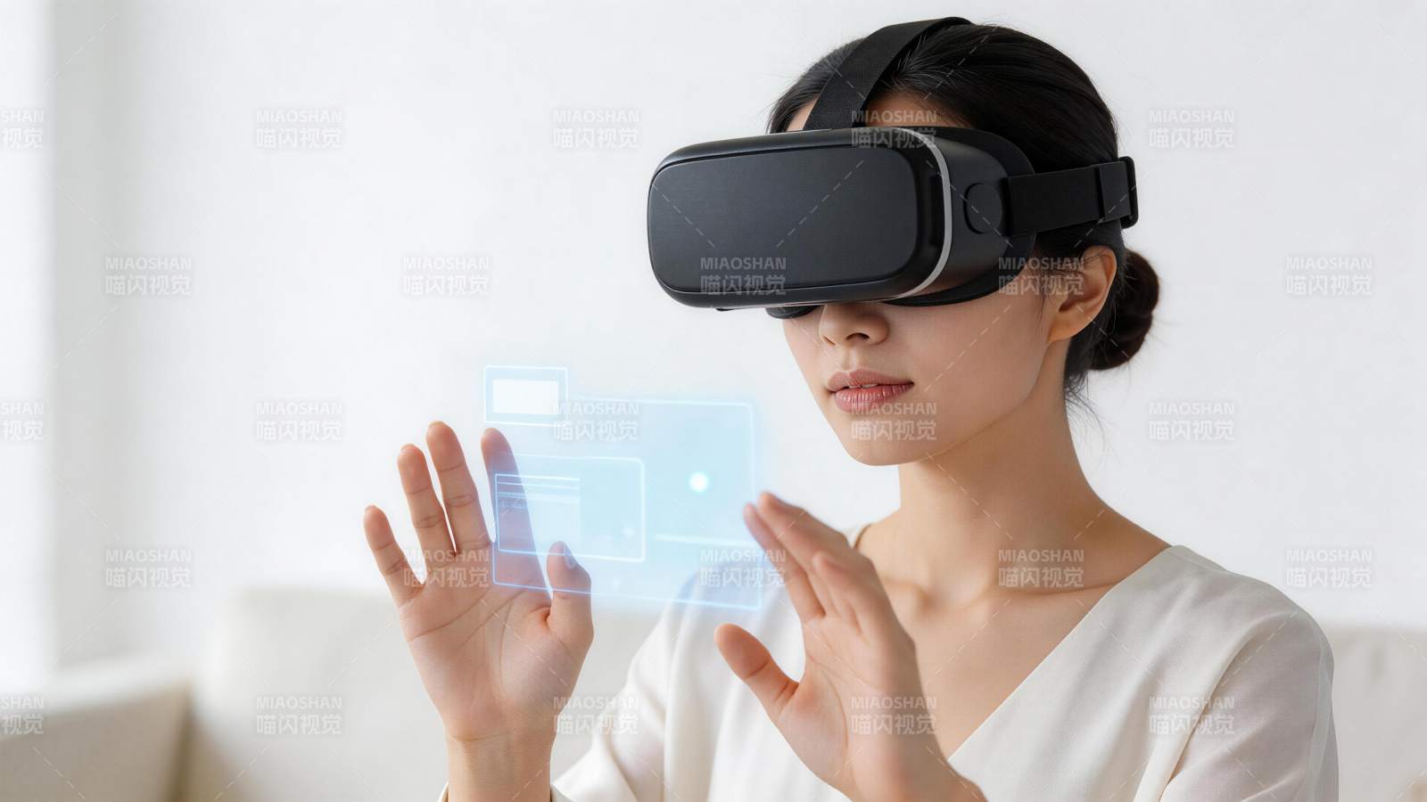 女性佩戴虚拟现实头显操作全息界面图片