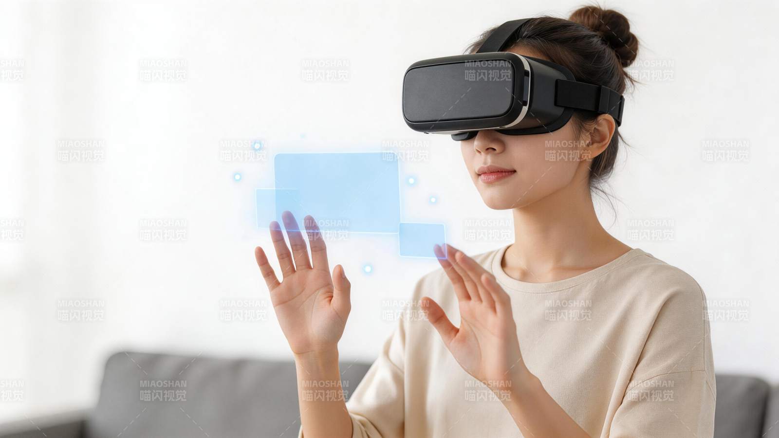 女性佩戴VR设备操作虚拟界面图片