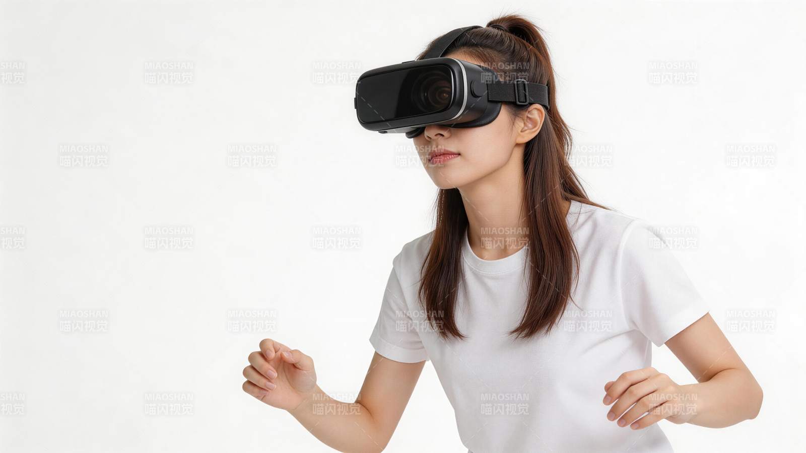 女性佩戴虚拟现实头显进行沉浸式体验图片