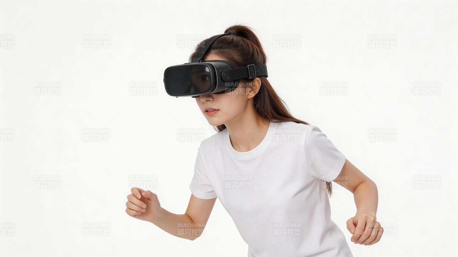女性佩戴VR头显模拟跑步动作图片
