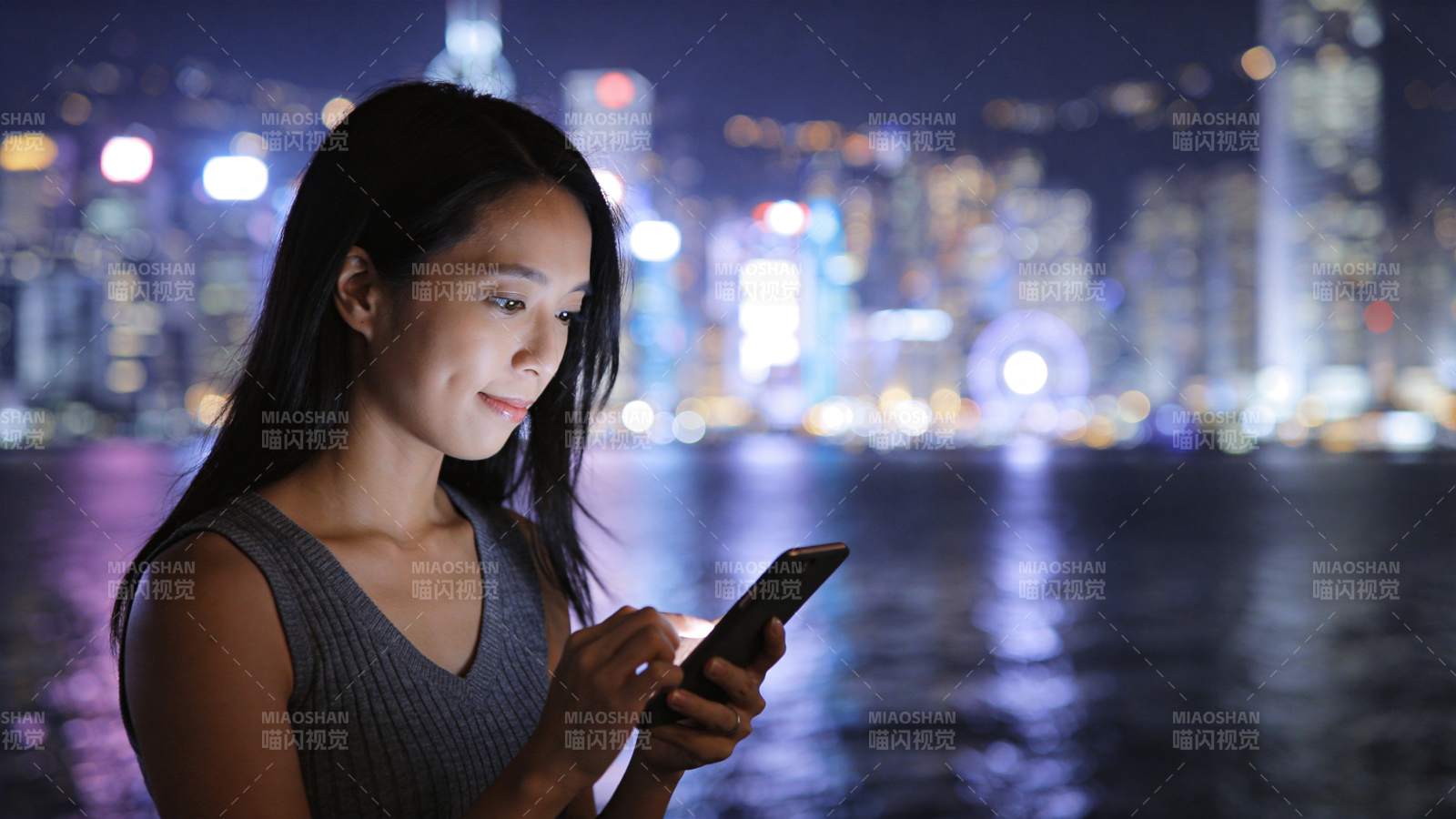 夜晚 waterfront 女子专注使用图片
