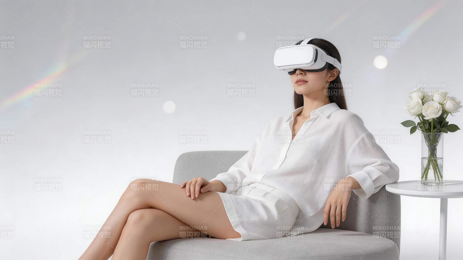 女性佩戴白色VR头显坐在灰色沙发上体验虚图片