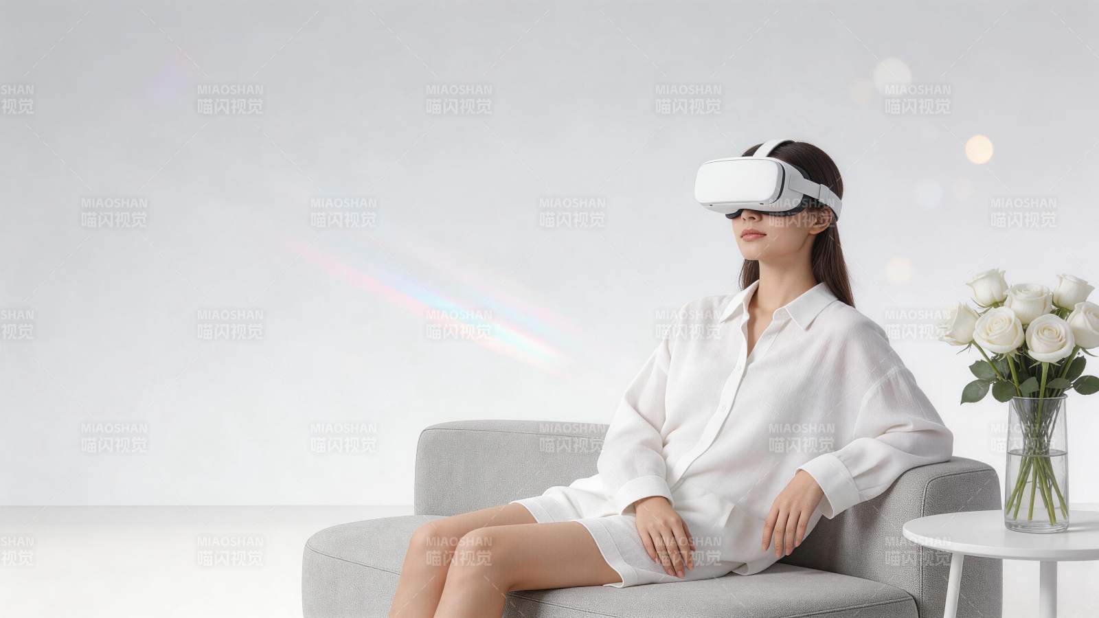 女性佩戴白色VR头显坐在灰色沙发上图片
