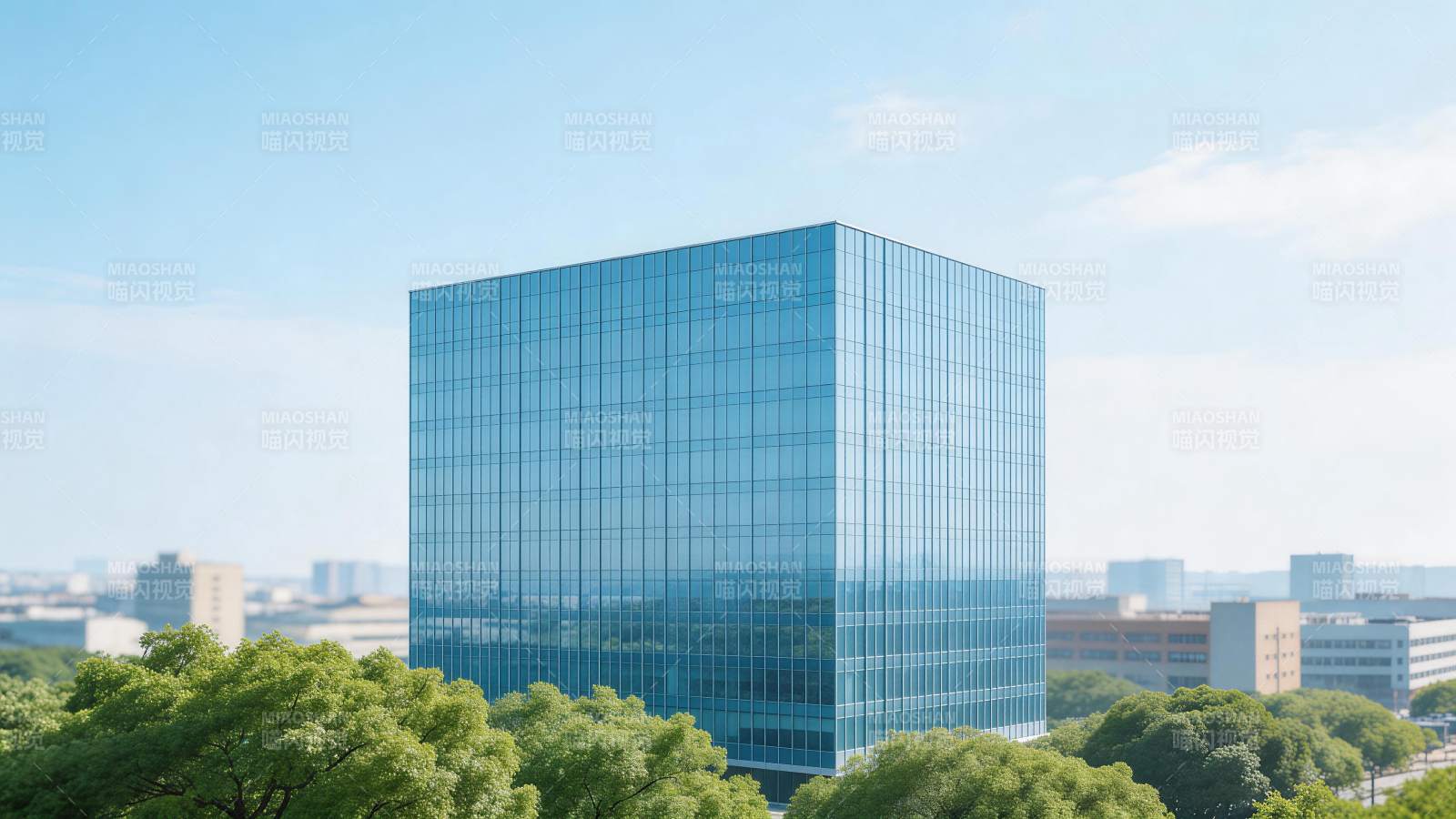 蓝色玻璃幕墙现代办公楼矗立绿树丛中图片