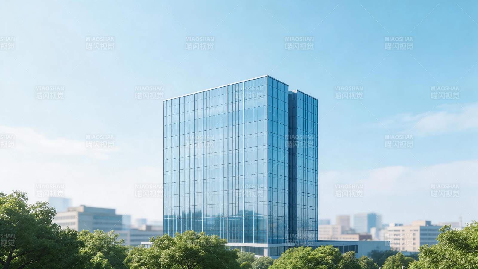 现代玻璃幕墙高层办公楼矗立于绿树蓝天之间图片
