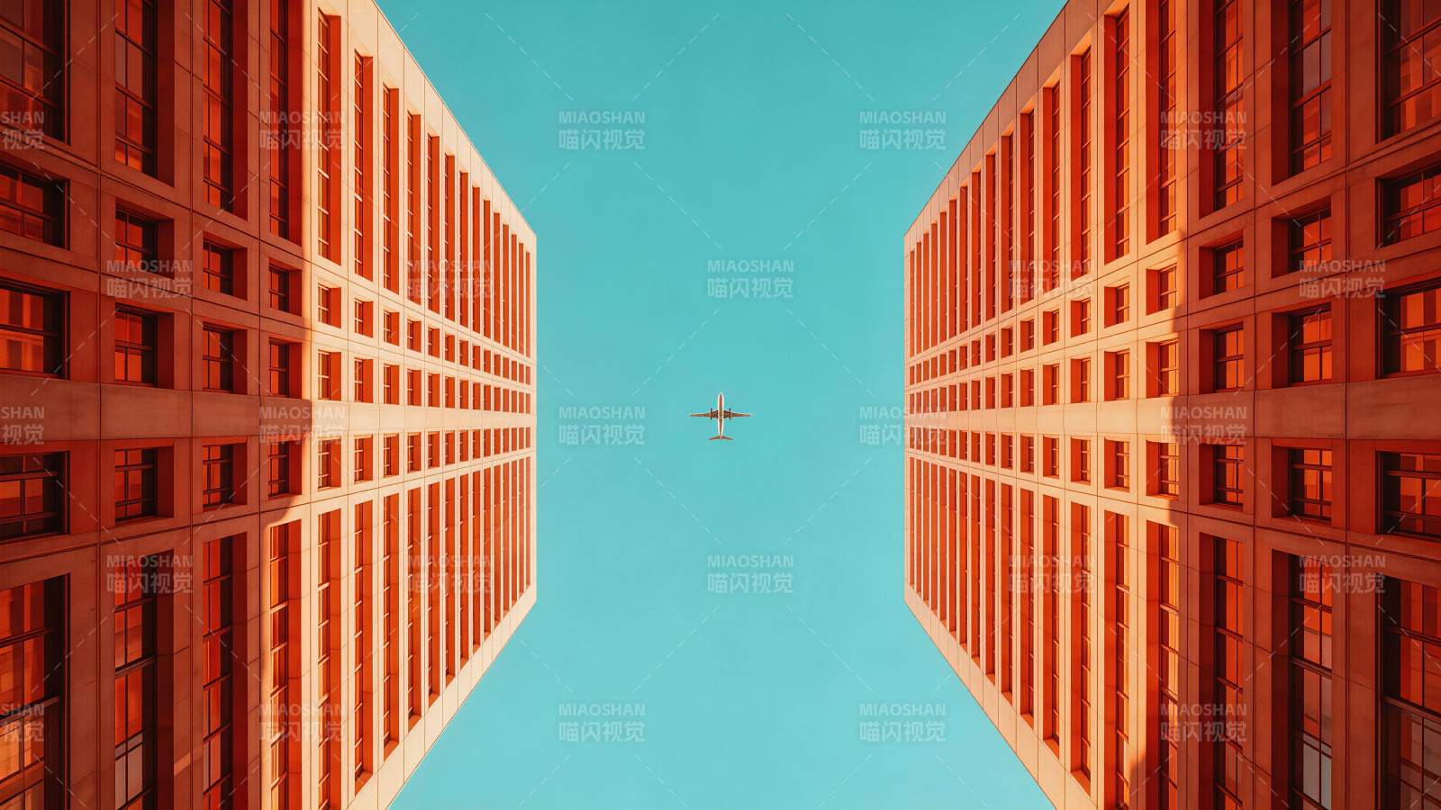 两栋高楼间飞行的客机仰视视角图片