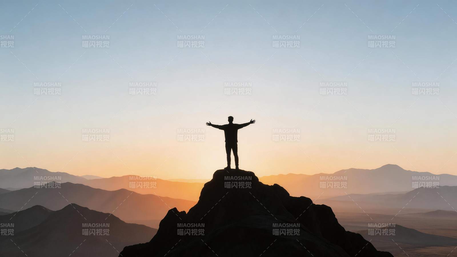 人立山顶张开双臂迎接日出晨光图片