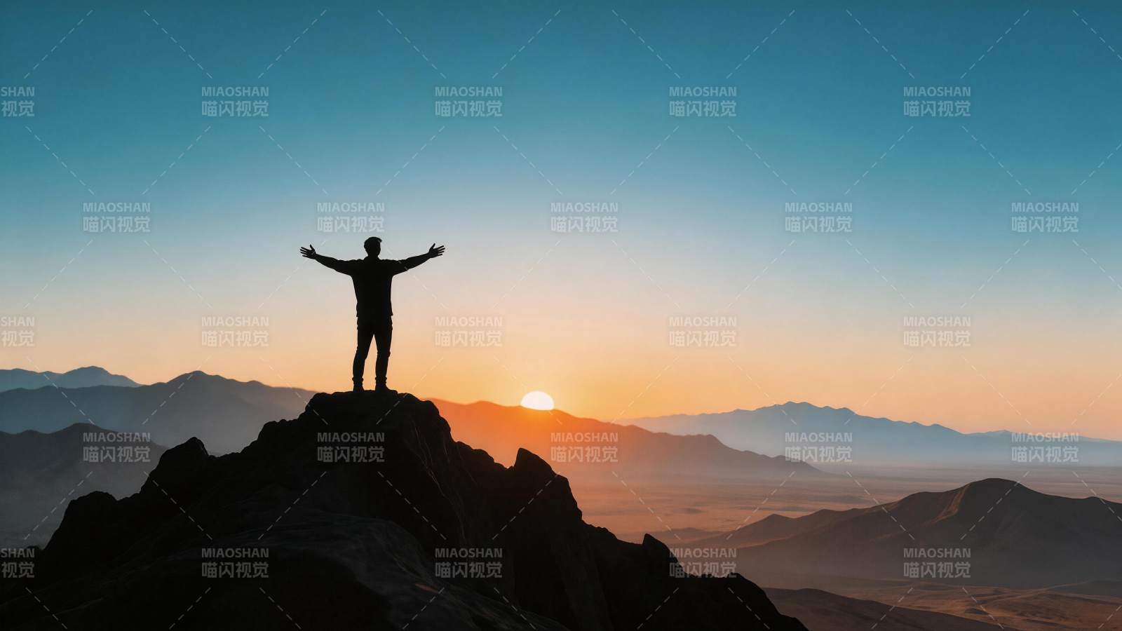 山顶剪影人物张开双臂迎接日出景象图片