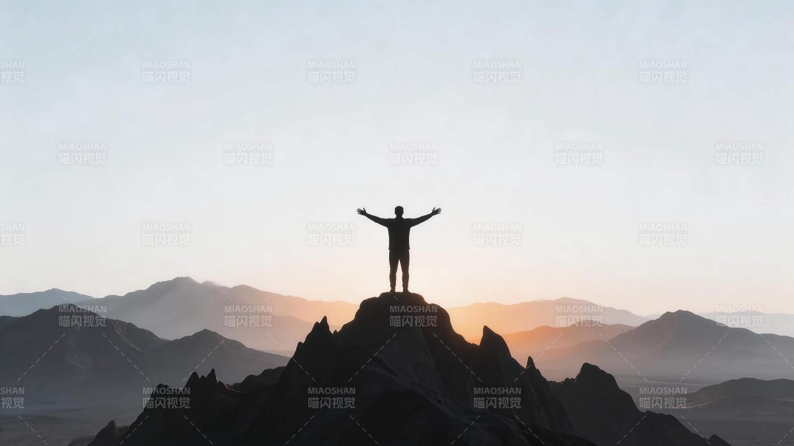 山顶人物张开双臂迎接日出晨光图片