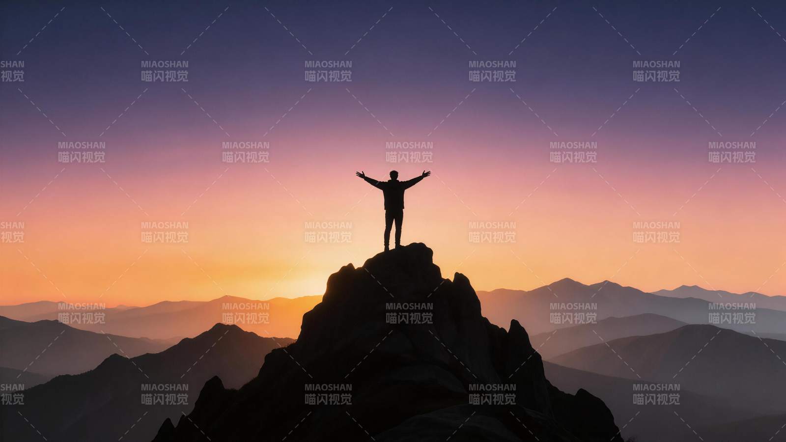 山顶剪影人物双臂张开迎接日出霞光图片