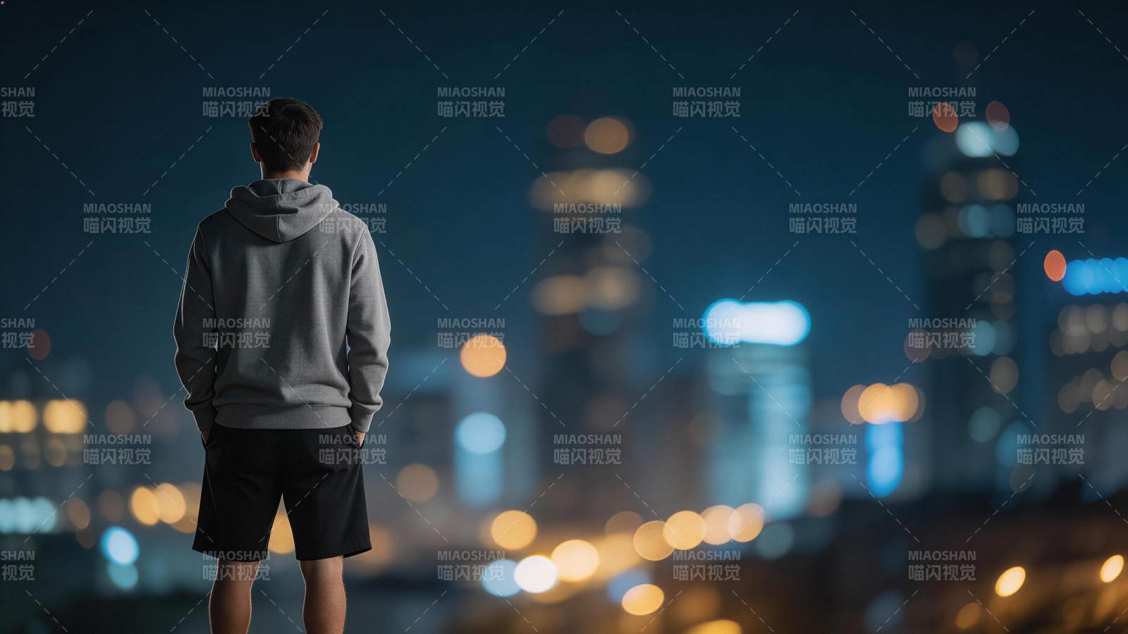 男子背影眺望夜景城市灯光图片
