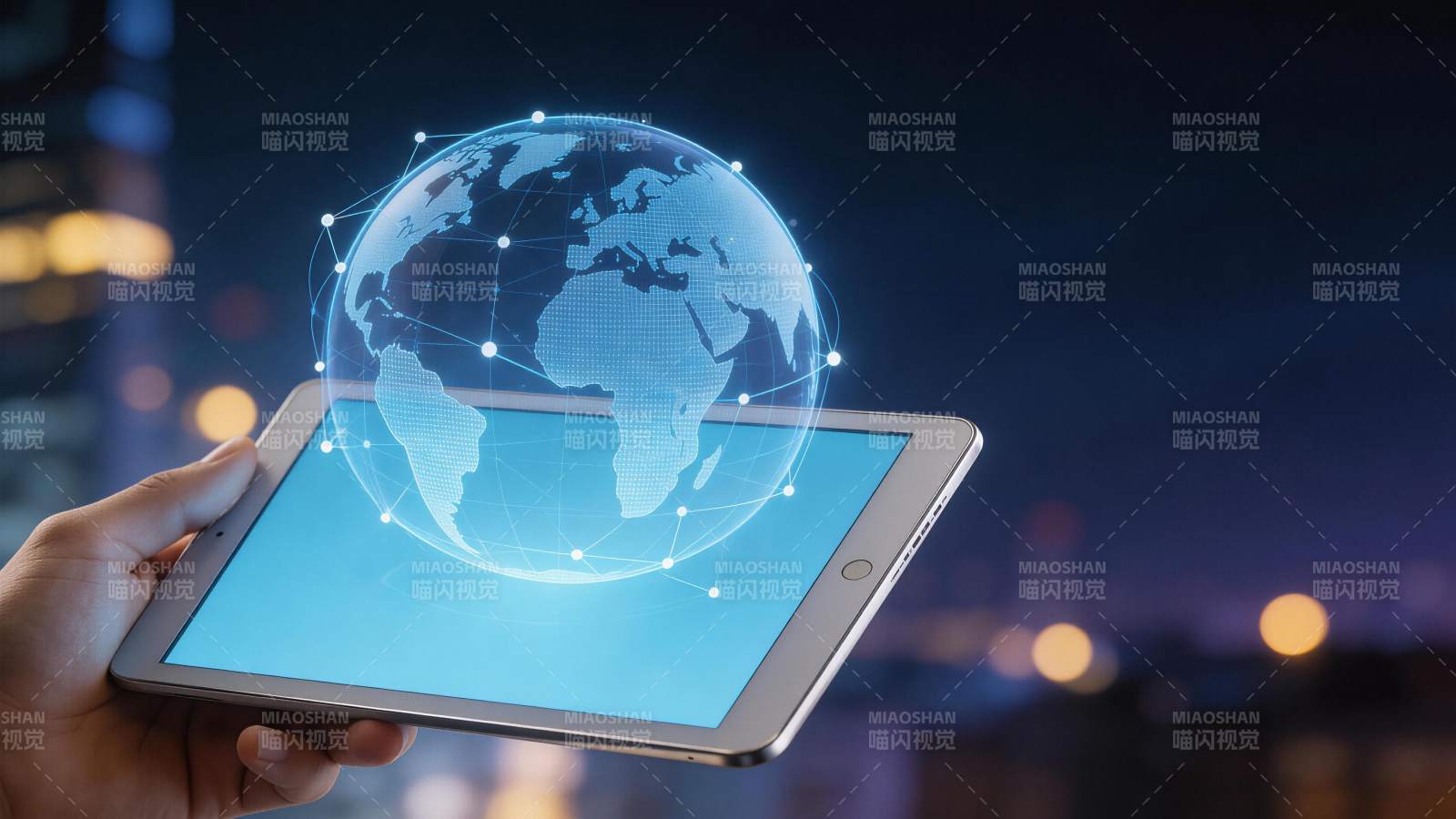 手持平板显示全息地球网络连接图图片