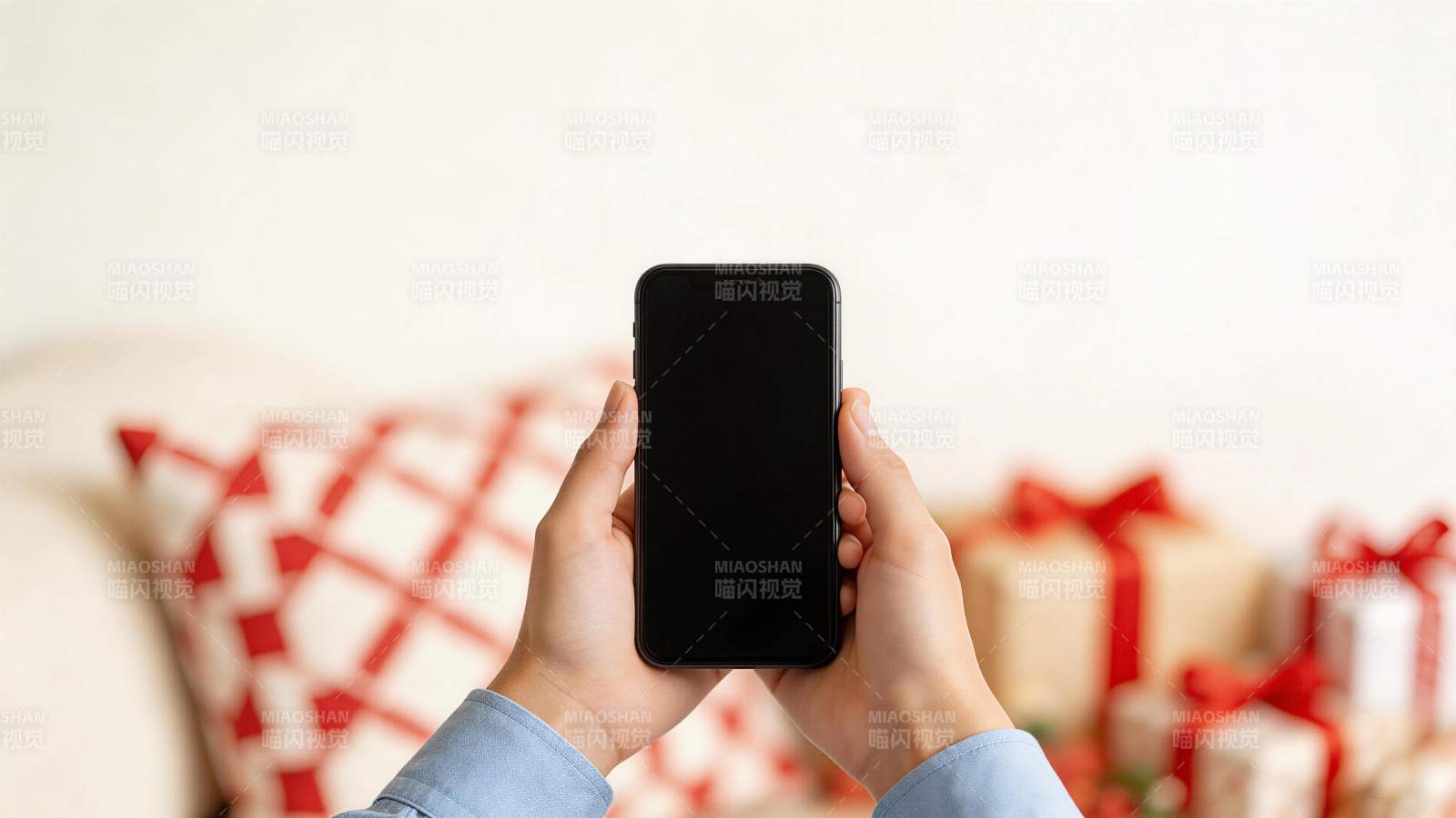双手持黑色智能手机屏幕朝前展示图片