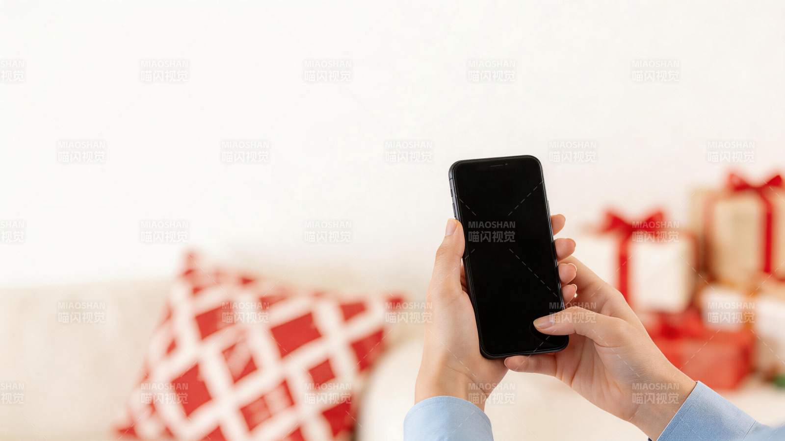 双手持黑色智能手机屏幕朝前展示图片