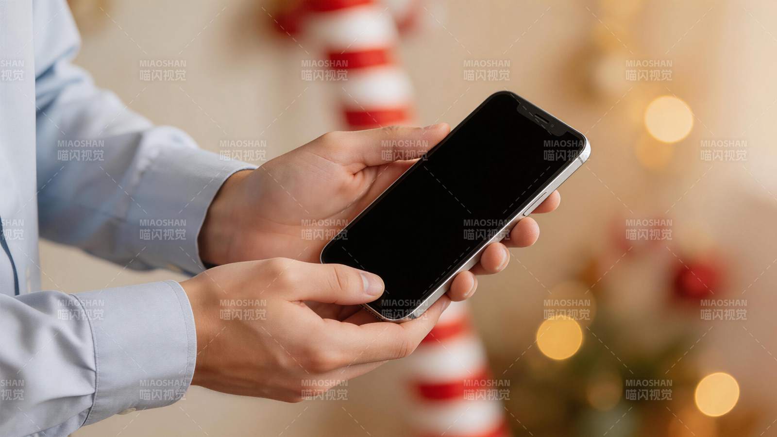 双手持握黑色智能手机特写画面图片