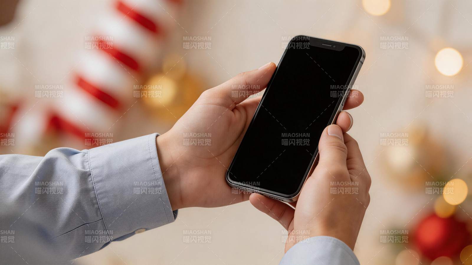 双手持黑色智能手机屏幕朝前展示图片