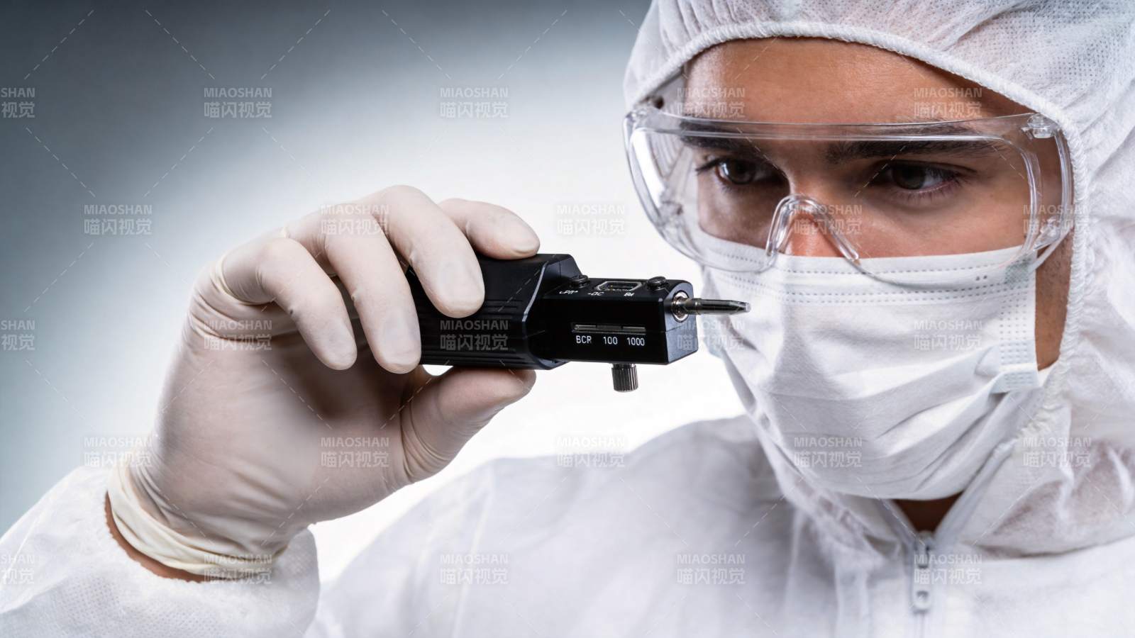 科研人员佩戴防护装备操作精密仪器图片