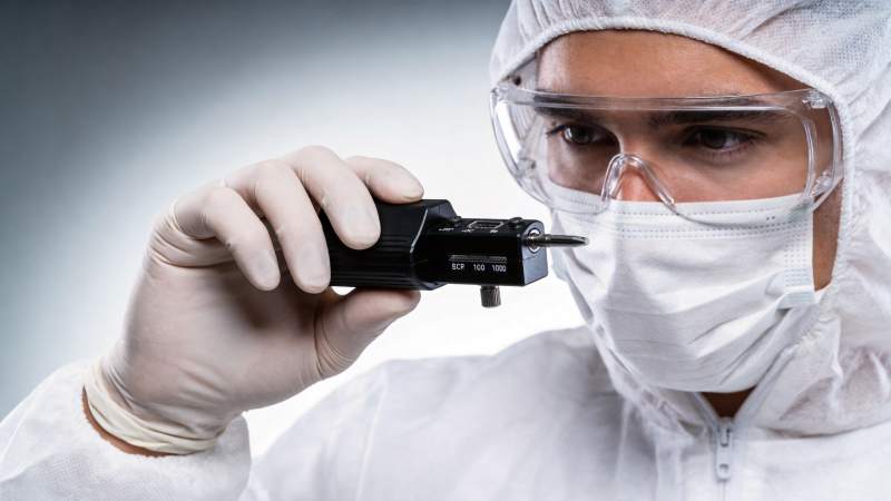 科研人员佩戴防护装备操作精密仪器图片