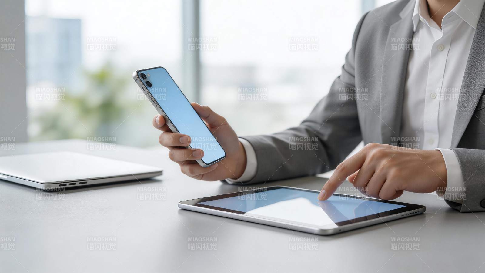 商务人士同时操作手机平板与笔记本电脑图片