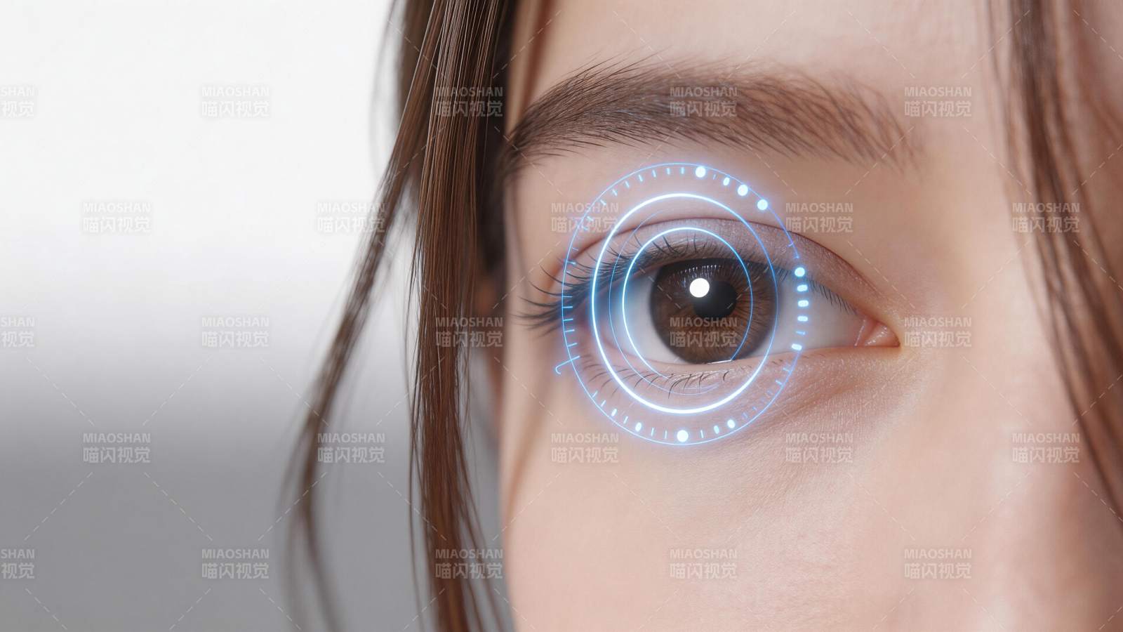 人眼叠加蓝色科技光环特效特写图片