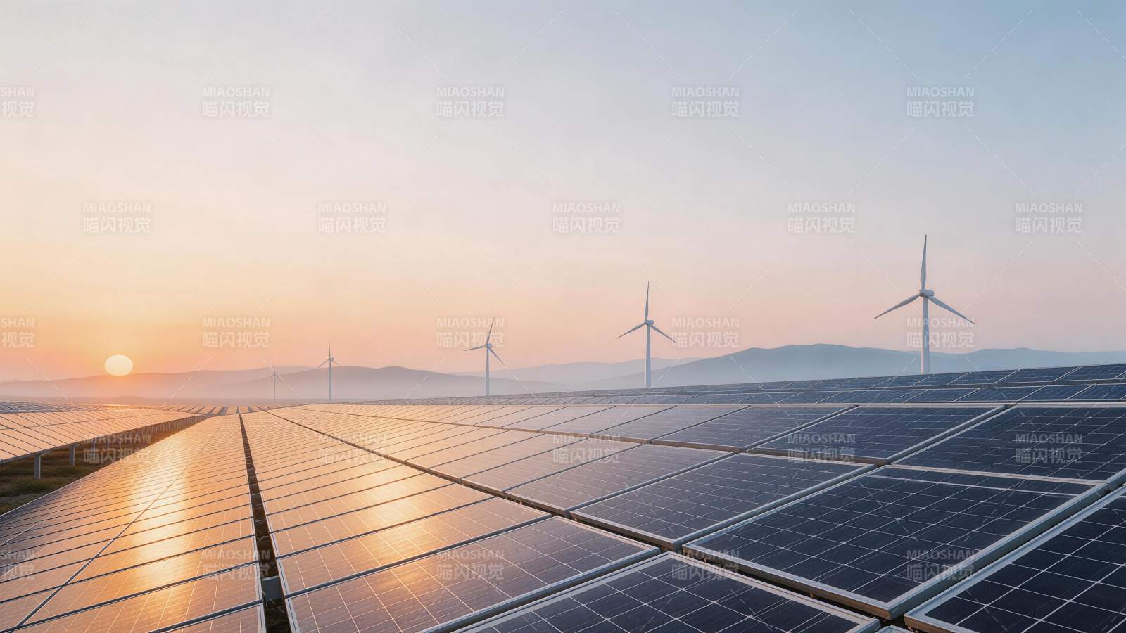 日出时分的太阳能板与风力发电机阵列图片