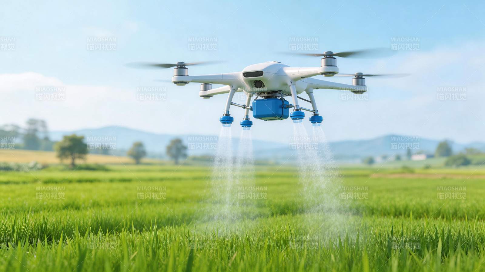 农业无人机在绿色稻田上空喷洒作业图片