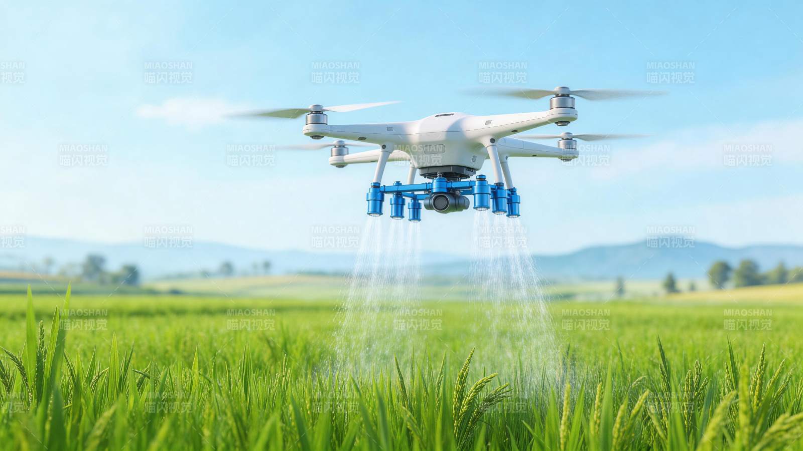 白色无人机在绿色农田上空喷洒作业图片