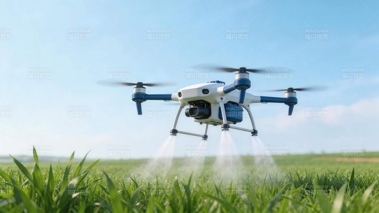 农业无人机在绿色农田上空喷洒作业图片