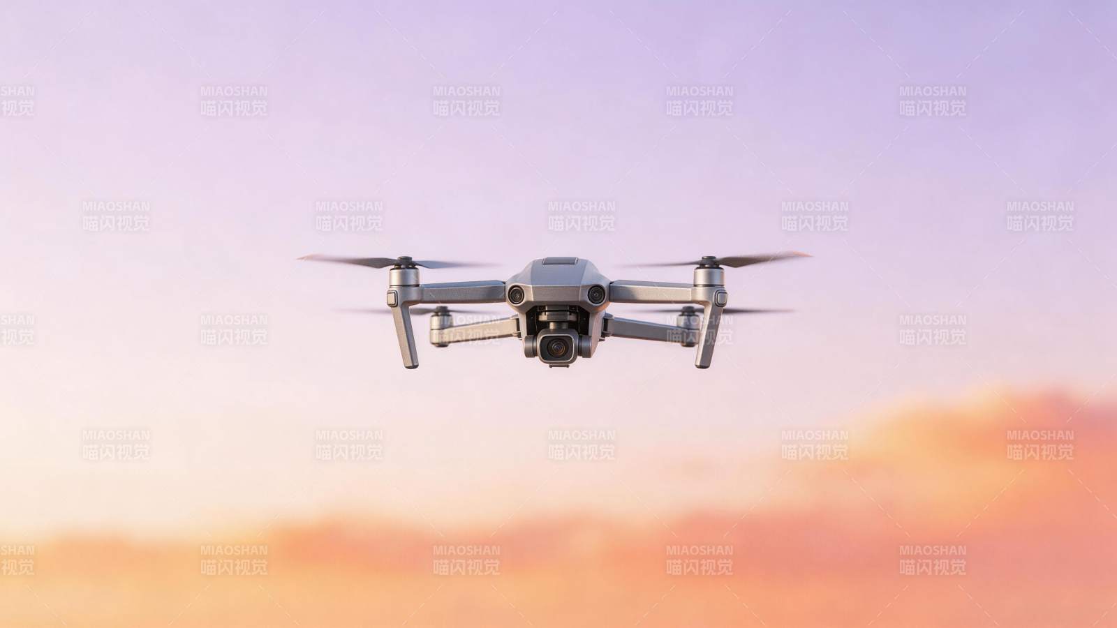 四轴无人机在黄昏天空中悬停飞行图片