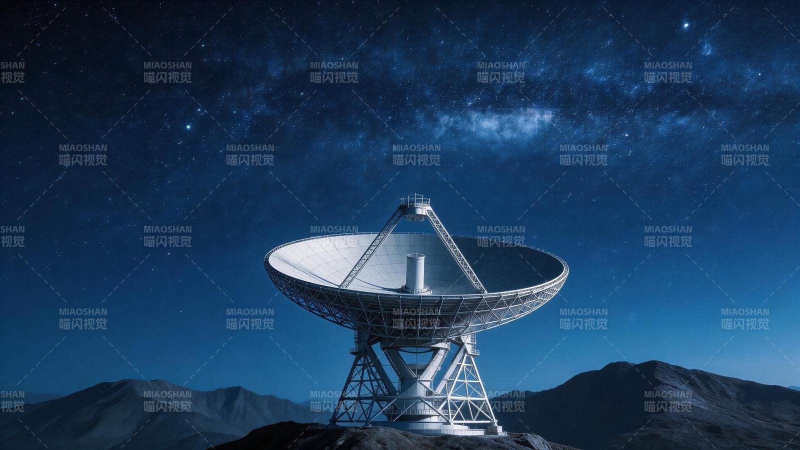 大型射电望远镜矗立于星空下的山地之中图片