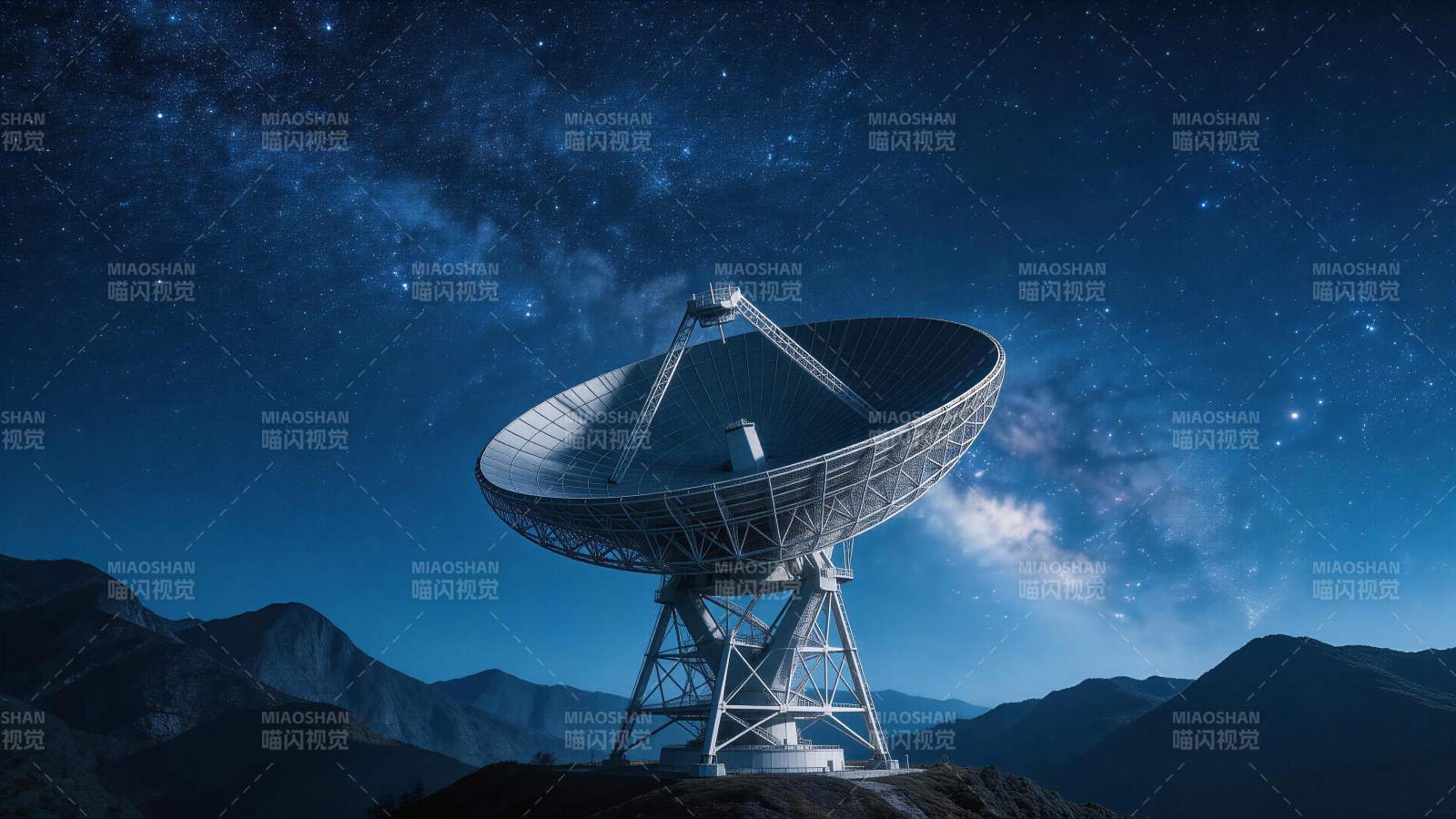 大型射电望远镜矗立山巅仰望星空图片