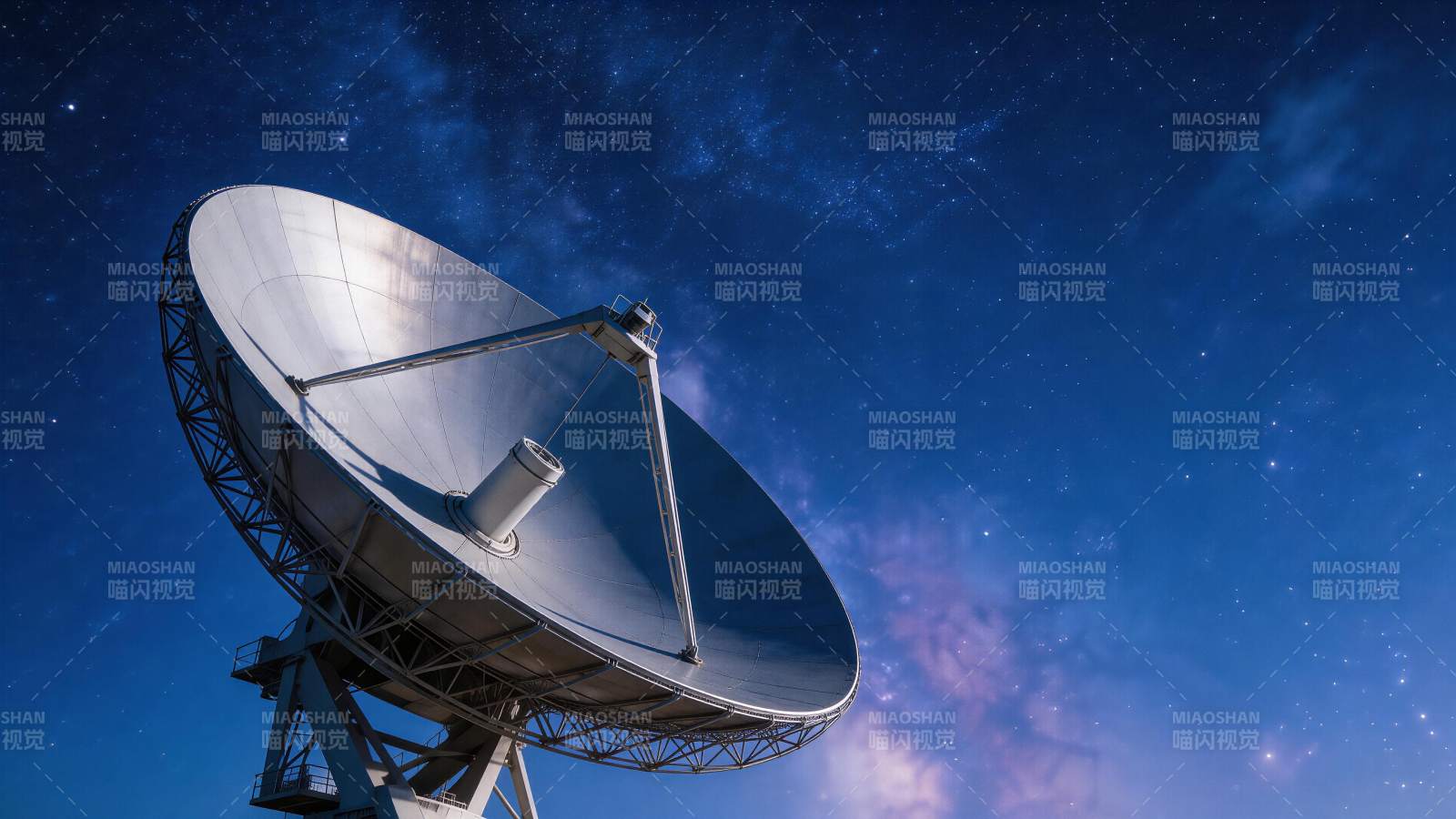 大型卫星天线仰望星空夜景图片