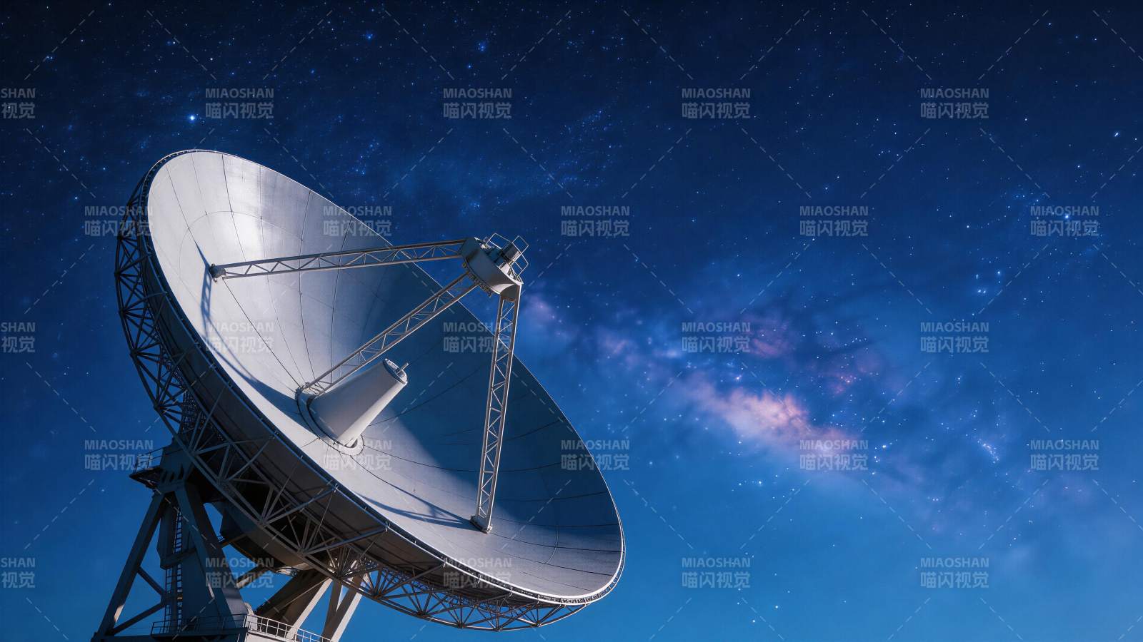 大型射电望远镜仰望星空夜景图片