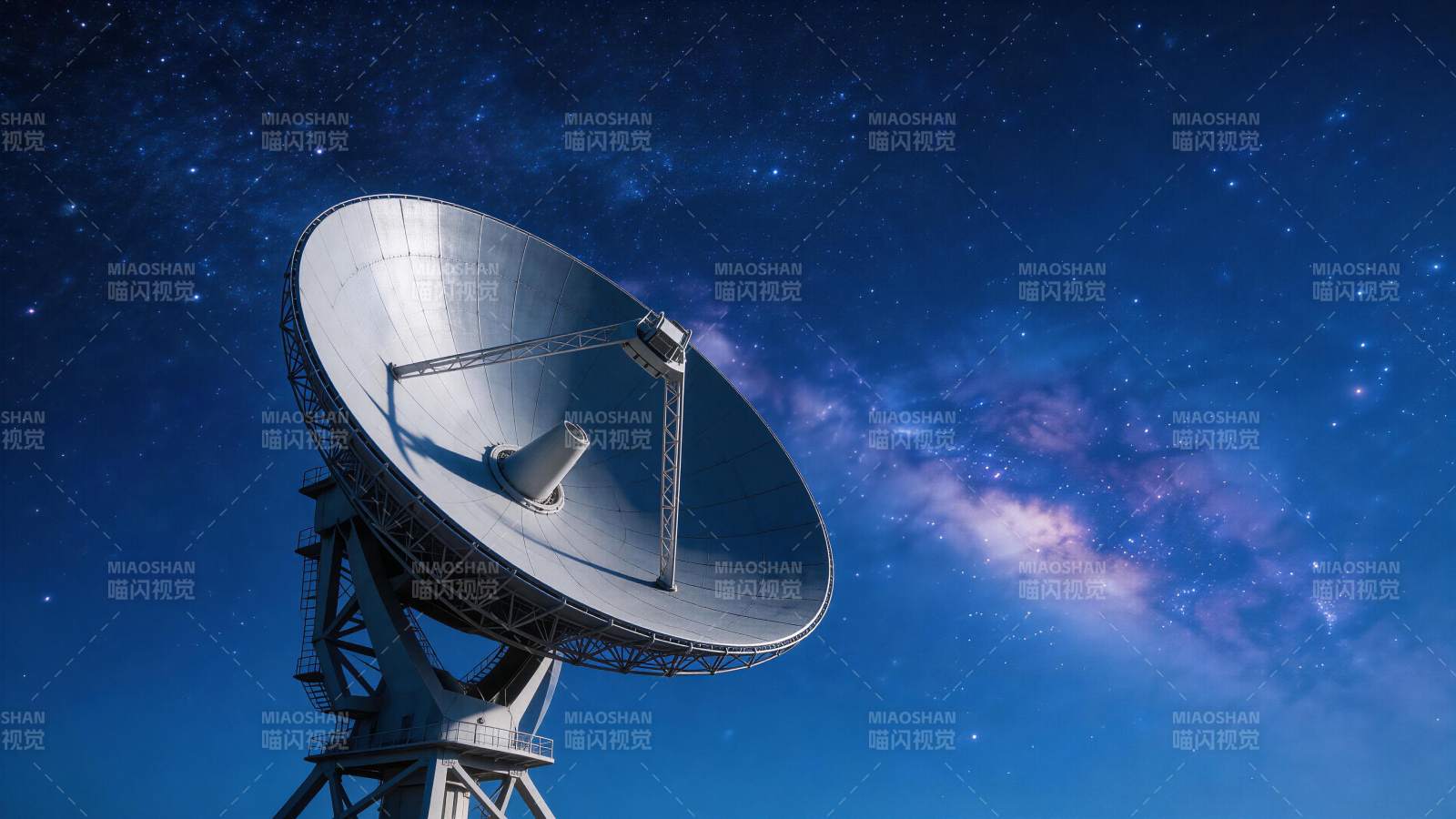 大型射电望远镜仰望星空夜景图片