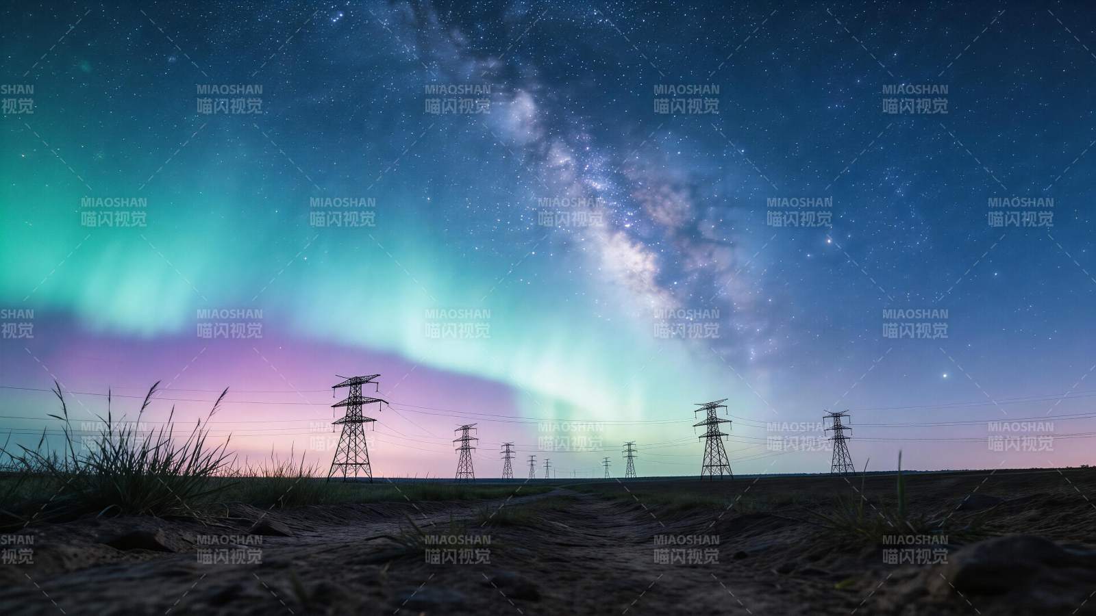 星空极光下输电铁塔剪影夜景图片