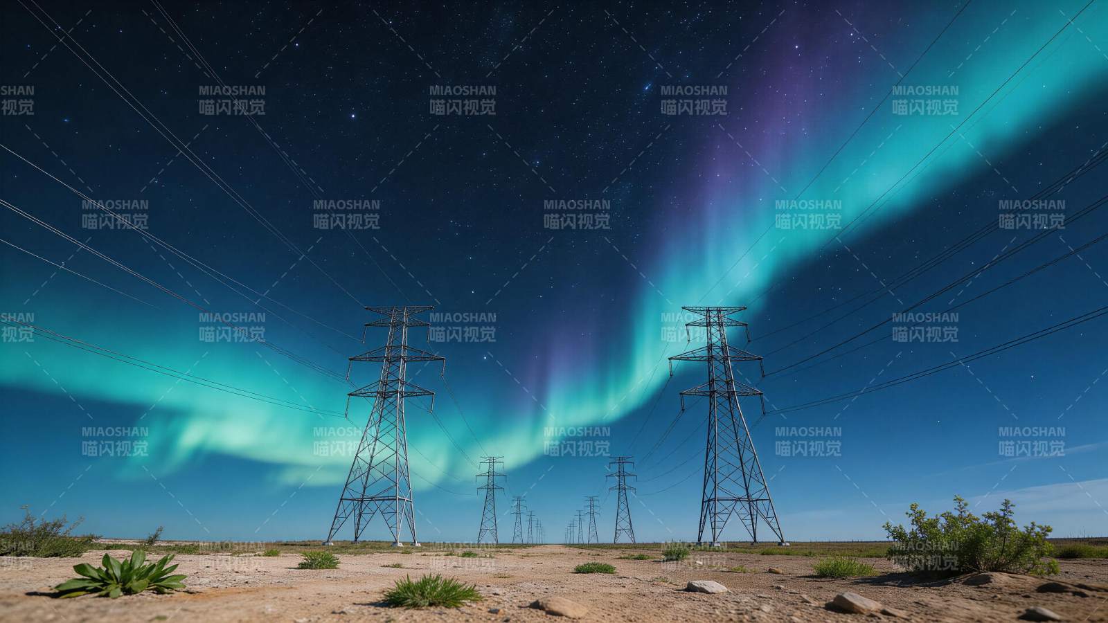 极光下的输电铁塔与星空夜景图片